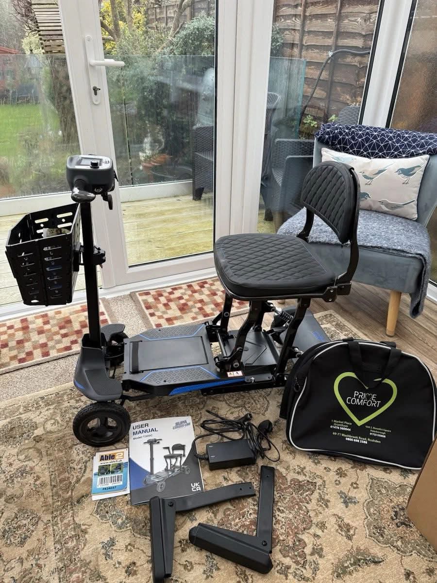 Foldable 4 wheel electric scooter 