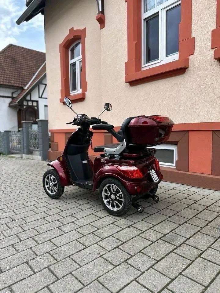 Veleco Faster Class 3 mobility scooter - view 3