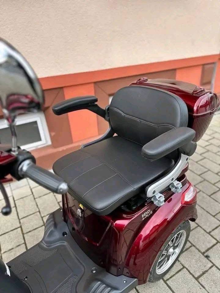 Veleco Faster Class 3 mobility scooter - view 7