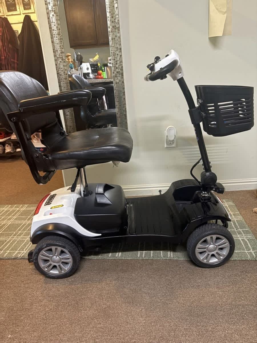 Metro Mobility M1 mobility scooter. - view 2