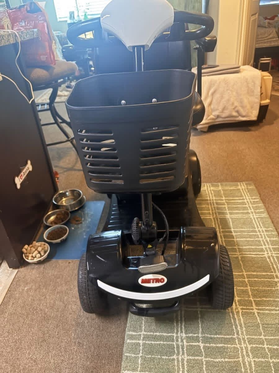 Metro Mobility M1 mobility scooter. - view 3
